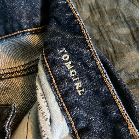 Like New Womans AE Jeans - Picture 5 of 7